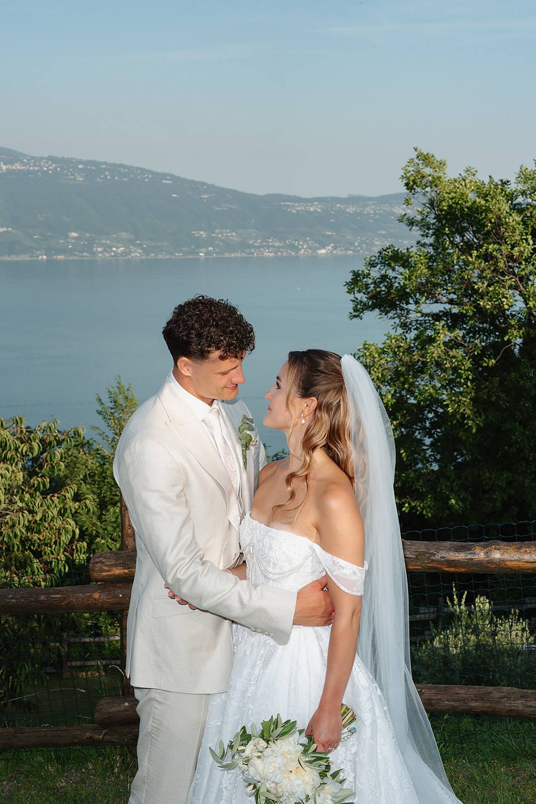 Brautpaar Caro und Eric vor dem Gardasee an der Villa Sostaga